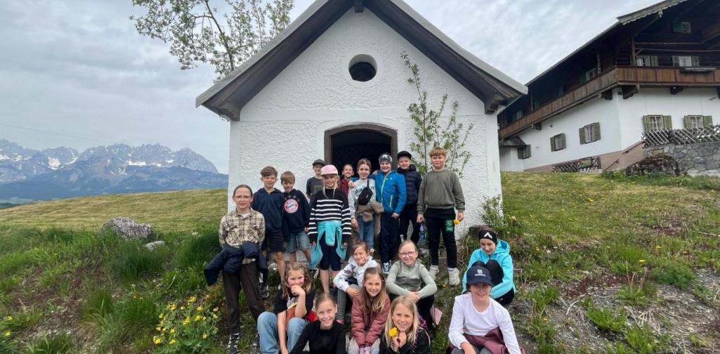 3. Klasse 2025/26 vor einer Kapelle