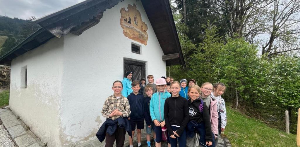 3. Klasse 2025/26 vor einer Kapelle