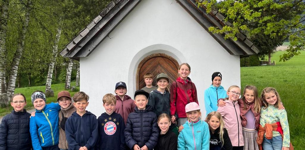 3. Klasse 2025/26 vor einer Kapelle