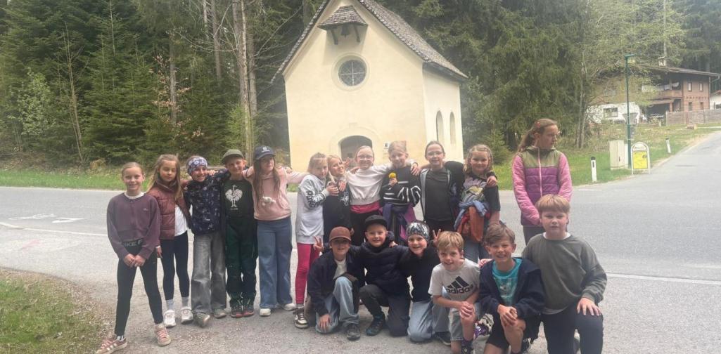 3. Klasse 2025/26 vor einer Kapelle