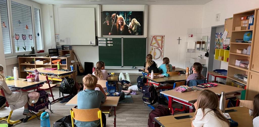 Blick ins Klassenzimmer der dritten Klasse